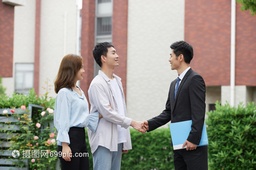 握手之间 房地产中介如何为夫妻客户构建信任与服务闭环